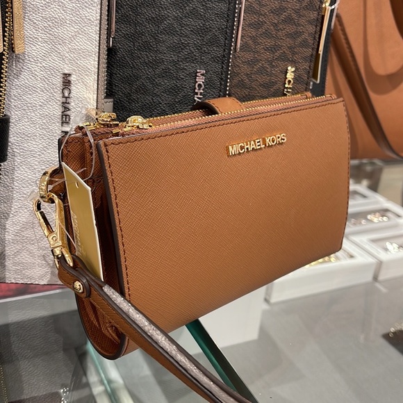 MICHAEL KORS LARGE DOUBLE ZIP WRISTLET WALLET PHONE CASE CLUTCH
Luggage - Picture 2 of 16